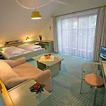 Hotel-gasthof Zum Bach فندق نيوكيرتشن بيم هيليغين بلوت